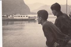 125-Marcello-e-Enzo-guardano-un-battello-che-passa-sul-Lago-di-Lugano-12-Agosto-1955