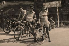 126a-Giovanni-Carrara-Enzo-Saverdi-Marcello-Melai-in-cima-al-Passo-della-Mendola-Ciclotour-Dolomiti-1955
