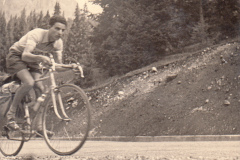 144-Marcello-sale-verso-il-Passo-Pordoi-Ciclotour-Dolomiti-16-Agosto-1955