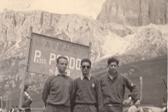 148-Giovanni-Marcello-Enzo-sul-Passo-Pordoi-Ciclotour-Dolomiti-16-Agosto-1955
