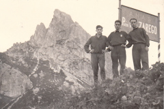 155-Enzo-Marcello-Giovanni-sul-Passo-del-Falzarego-Ciclotour-Dolomiti-16-Agosto-1955