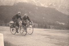 161Enzo-e-Marcello-in-discesa-verso-Cortina-DAmpezzo-Ciclotour-Dolomiti-1960