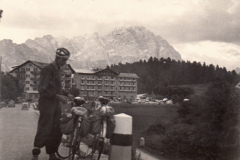 162-Enzo-sosta-vicino-a-un-Grande-Albergo-in-Discesa-del-Falzarego-Ciclotour-Dolomiti-1955