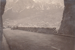 163-Dal-Tunnel-si-vede-la-Citta-di-Cortina-DAmpezzo-Ciclotour-Dolomiti-1955
