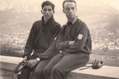 164-Enzo-e-Giovanni-seduti-davanti-al-Panorama-di-Cortina-DAmpezzo-Ciclotour-Dolomiti-1955