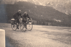 172-Enzo-e-Marcello-in-Discesa-verso-Pieve-di-Cadore-Ciclotour-Dolomiti-1955