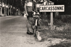 249-Enzo-Sergio-Marcello-Cartello-Stradale-di-Carcassonne-Pellegrinaggio-a-Lourdes-in-Bicicletta-1956
