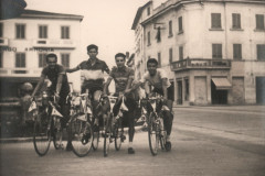 255-Raimondo-Gonfiantini-Enzo-Saverdi-Marcello-Melai-Sergio-Cavallini-in-Piazza-del-Duomo-a-Pontedera-Pellegrinaggio-1956