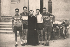 256-Marcello-Enzo-Don-Mario-Andreazza-Sergio-Raimondo-Arrivati-dal-Pellegrinaggio-a-Lourdes-in-Bicicletta-1956