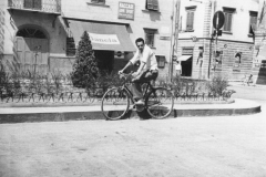 259-Pontedera-Piazza-della-Liberta-Raimondo-Ritornato-dal-Pellegrinaggio-a-Lourdes-in-Bicicletta-1956