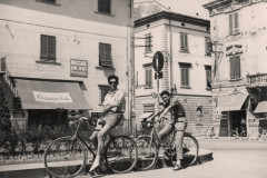 263-Enzo-e-Sergio-in-Piazza-della-Liberta-a-Pontedera-Ritornati-dal-Pellegrinaggio-a-Lourdes-in-Bicicletta-1956
