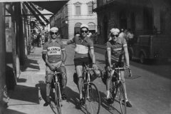 Giovanni-Carrara-Enzo-Saverdi-Marcello-Melai-Corso-Matteotti-Pontedera-Partenza-Ciclotour-Dolomiti-1955