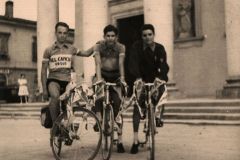 Ritornati-dal-Ciclotour-Dolomiti-Giovanni-Carrara-Enzo-Saverdi-Marcello-Melai-Davanti-al-Duomo-di-Pontedera-1955