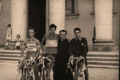 Giovanni-Carrara-Enzo-Saverdi-Don-Mario-Andreazza-Marcello-Melai-Davanti-al-Duomo-di-Pontedera-Ciclotour-Dolomiti-1955