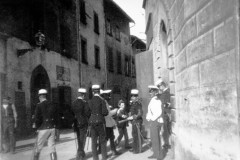9119fine 1800 - guardie di città davanti alla caserma, inizio via a.conti (lato piazza s.domenico).