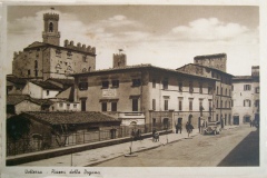 7451942 - pisa - volterra - piazza della dogana - auto d'epoca e distributore pompa benzina -