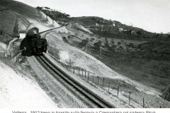 9667volterra -1912 treno in transito sulla ferrovia a cremagliera saline-volterra costruita con sistema strub